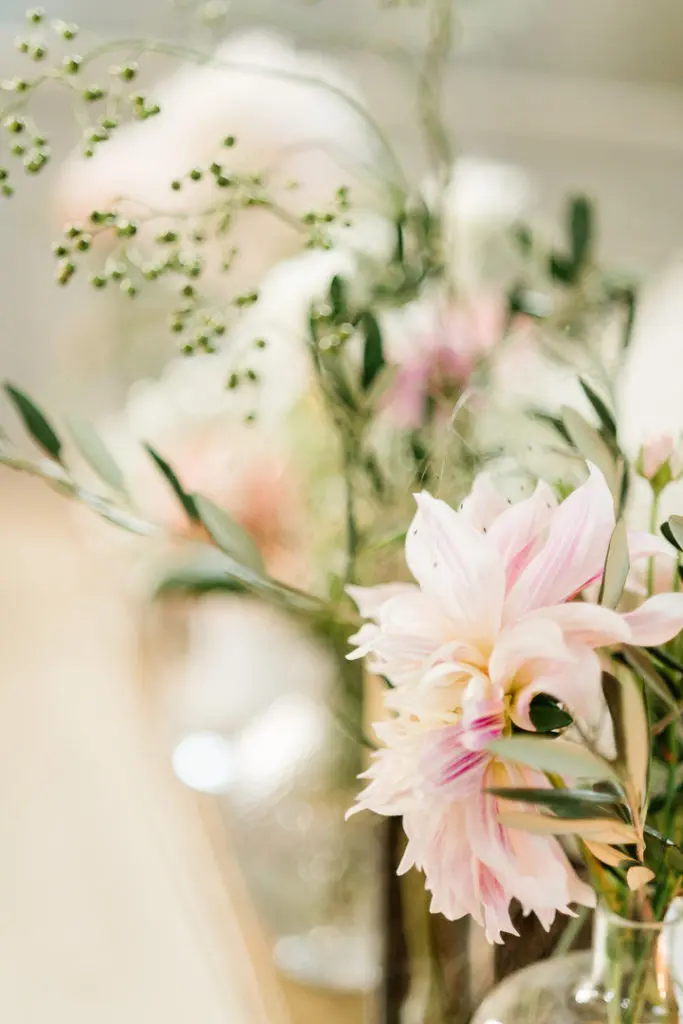mariage, portes des iris, Morges, photographe de mariage portes des iris, photographe de mariage Provence, wedding photographer Drome Provence, wedding engagement session, tenue demoiselle d'honneur, photographe mariage Suisse