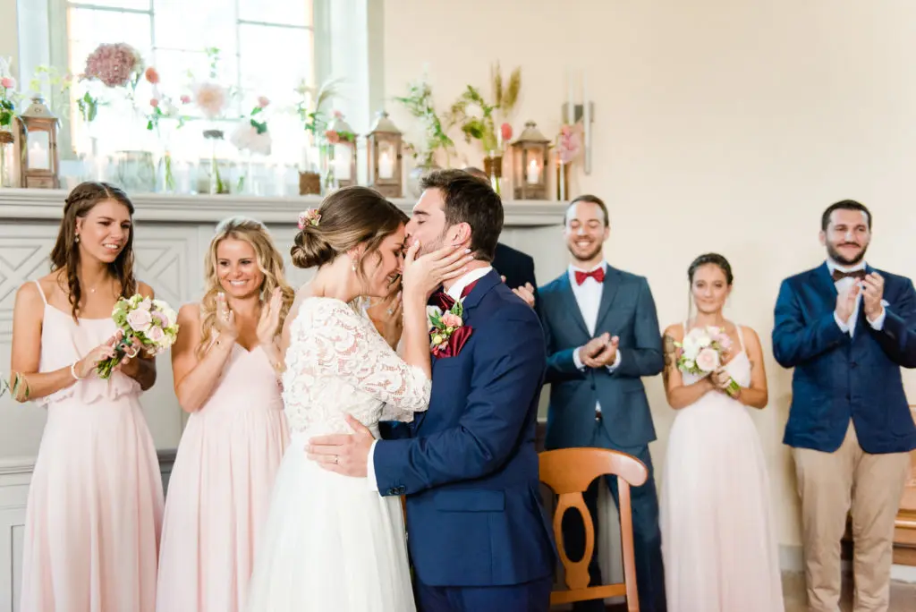 mariage, portes des iris, Morges, photographe de mariage portes des iris, photographe de mariage Provence, wedding photographer Drome Provence, wedding engagement session, tenue demoiselle d'honneur, photographe mariage Suisse