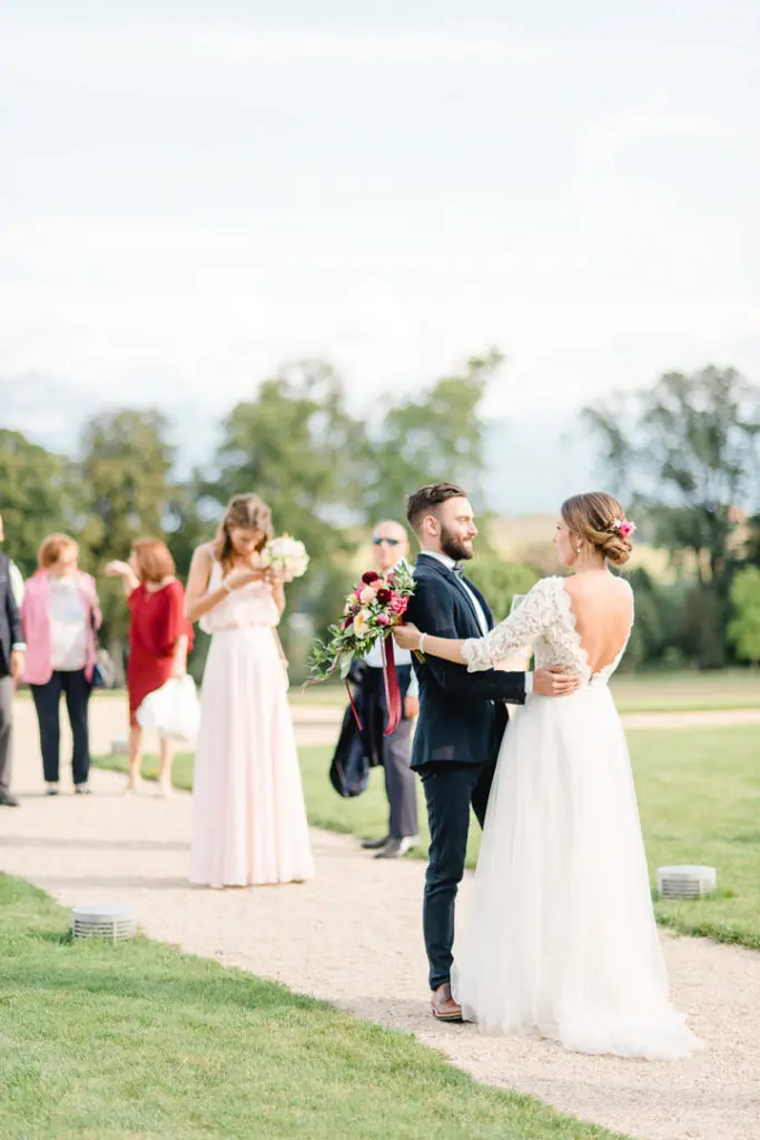 mariage, portes des iris, Morges, photographe de mariage portes des iris, photographe de mariage Provence, wedding photographer Drome Provence, wedding engagement session, tenue demoiselle d'honneur, photographe mariage Suisse