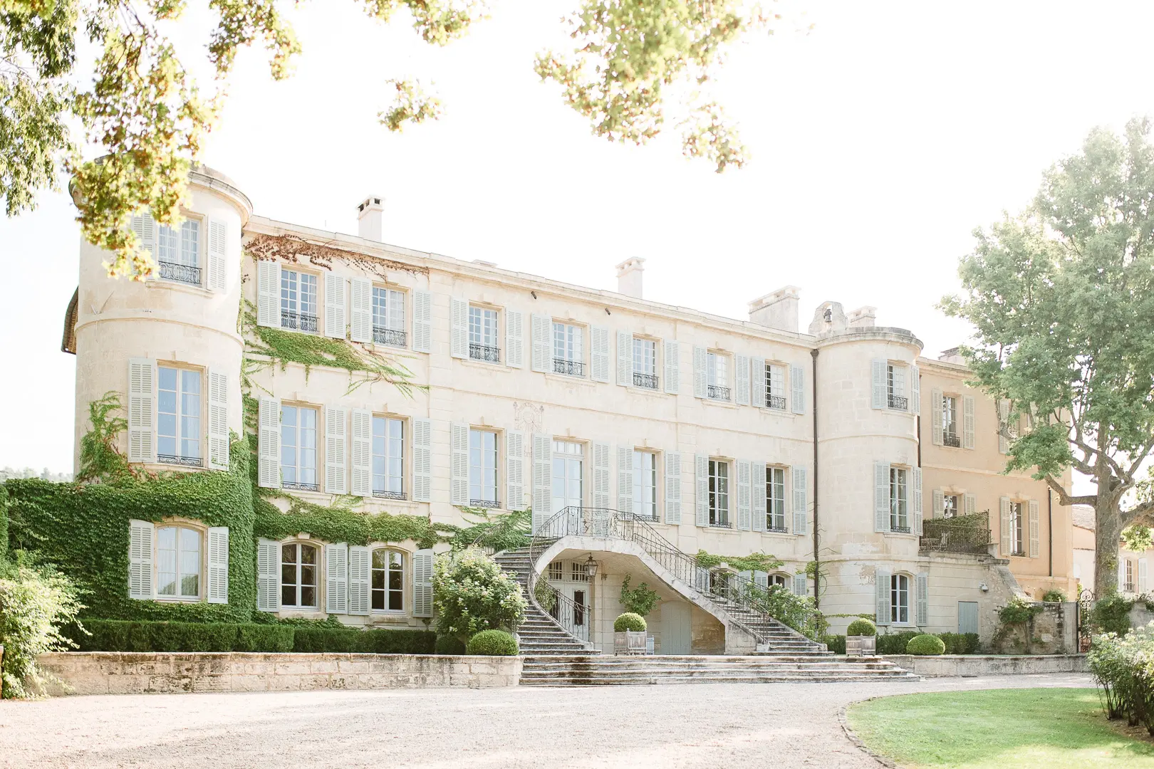 Château d'Estoublon, Estoublon, photographe de mariage, Provence, aix en provence,  photographe Montpellier,  fine art, workshop, formation, olivier, domaine, domaine des grillons, domaine de Patras, mas en Provence, clair, style lumineux, 