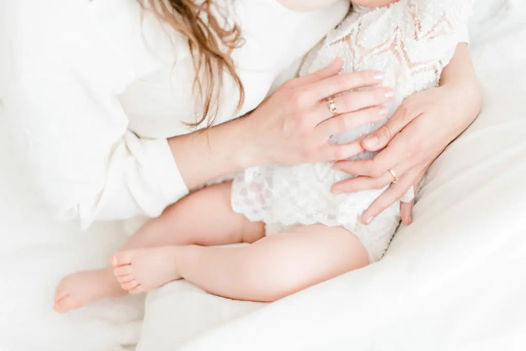 formation photo, séance photo bébé, séance photo famille, family session, white session, doux, épuré, blanc, photo enfant, photo bébé,, studio photo Gland, studio photo Morges, photographe Nyon, photographe Mies, photographe coppet, studio photo Nyon