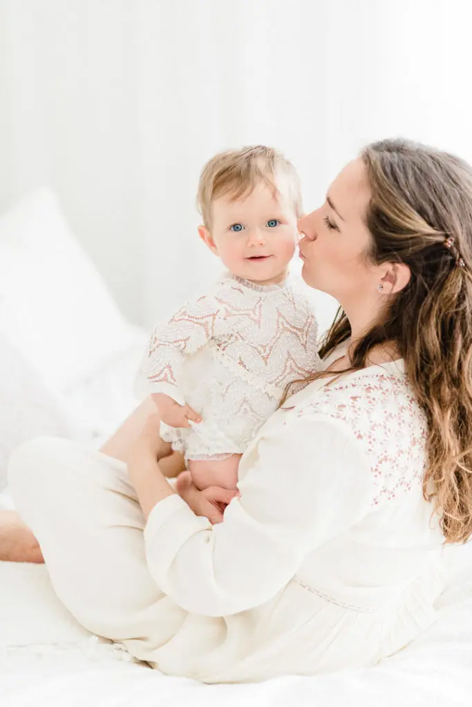 formation photo, séance photo bébé, séance photo famille, family session, white session, doux, épuré, blanc, photo enfant, photo bébé,, studio photo Gland, studio photo Morges, photographe Nyon, photographe Mies, photographe coppet, studio photo Nyon