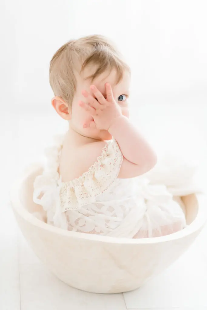 formation photo, séance photo bébé, séance photo famille, family session, white session, doux, épuré, blanc, photo enfant, photo bébé,, studio photo Gland, studio photo Morges, photographe Nyon, photographe Mies, photographe coppet, studio photo Nyon