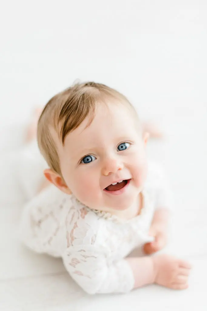 formation photo, séance photo bébé, séance photo famille, family session, white session, doux, épuré, blanc, photo enfant, photo bébé,, studio photo Gland, studio photo Morges, photographe Nyon, photographe Mies, photographe coppet, studio photo Nyon