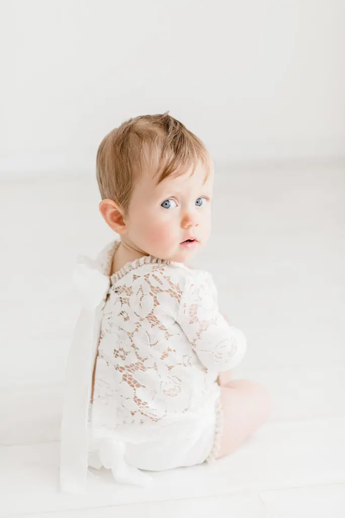 formation photo, séance photo bébé, séance photo famille, family session, white session, doux, épuré, blanc, photo enfant, photo bébé,, studio photo Gland, studio photo Morges, photographe Nyon, photographe Mies, photographe coppet, studio photo Nyon