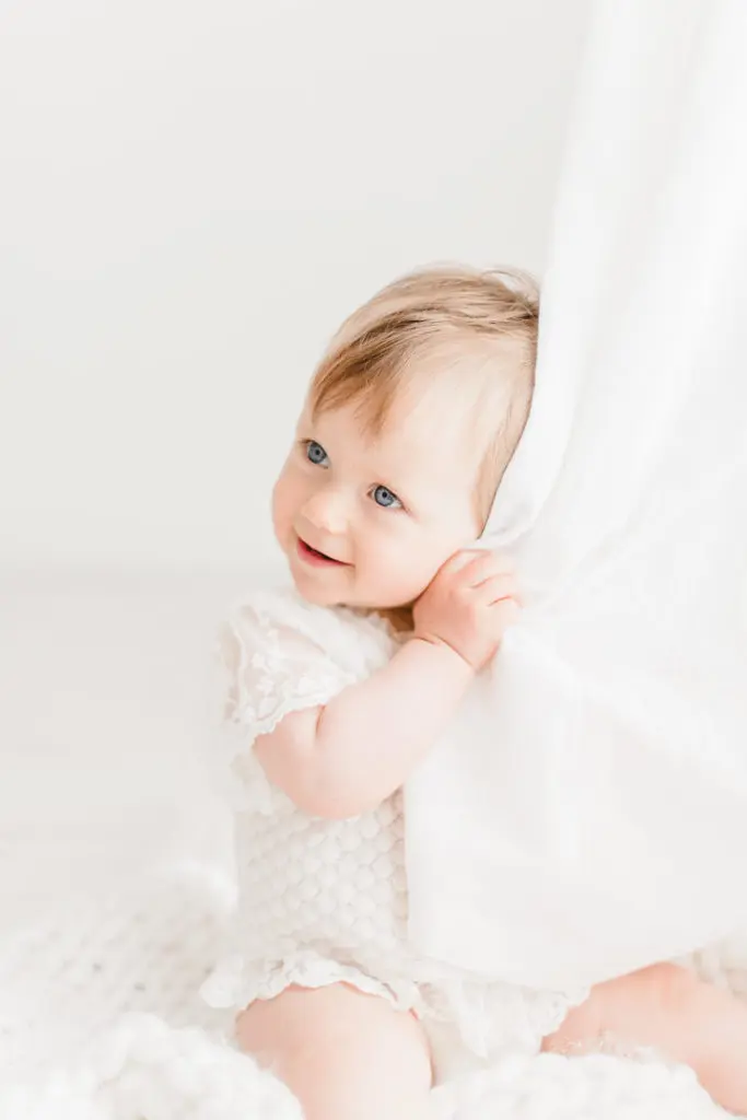 formation photo, séance photo bébé, séance photo famille, family session, white session, doux, épuré, blanc, photo enfant, photo bébé,, studio photo Gland, studio photo Morges, photographe Nyon, photographe Mies, photographe coppet, studio photo Nyon