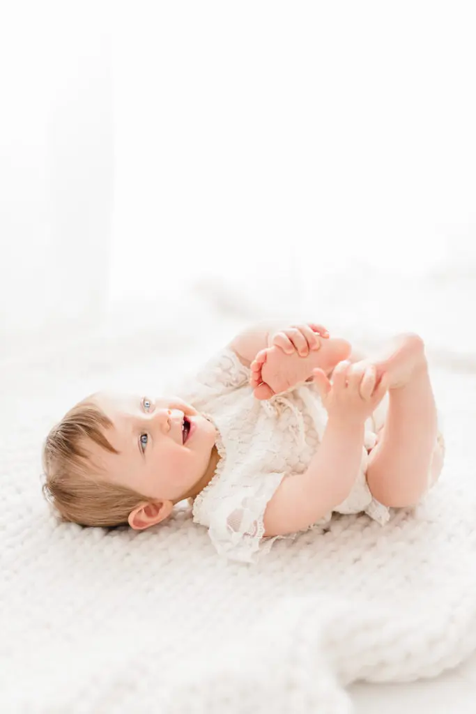 formation photo, séance photo bébé, séance photo famille, family session, white session, doux, épuré, blanc, photo enfant, photo bébé,, studio photo Gland, studio photo Morges, photographe Nyon, photographe Mies, photographe coppet, studio photo Nyon